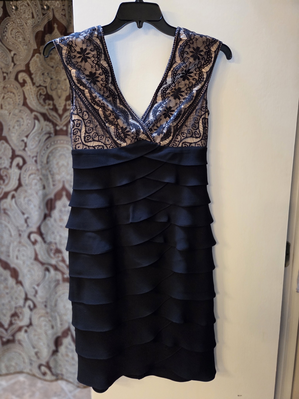 Jessica Howard SZ 6 Black & Nude Lace Tiered V-Neck Midi Dress